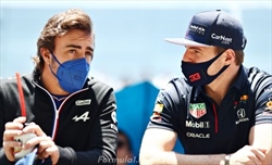 Verstappen: Alonso dietro perché non ha l'auto. Se lottassimo per il titolo ci sarebbe rispetto