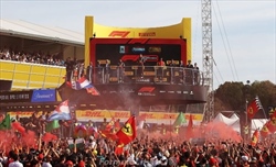 Verstappen apre a un futuro in Ferrari. Intanto vuole guidare la F2004 di Schumacher - Verstappen apre alla Ferrari e vuole guidare la F2004 di Schumacher