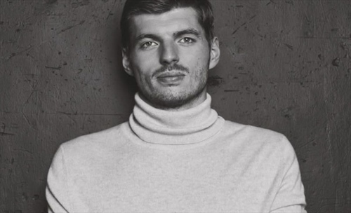 Verstappen cambia look: Red Bull lo lancia in versione modello - Verstappen cambia look: Red Bull lo lancia in versione modello