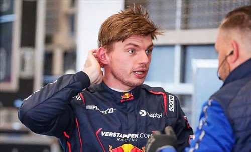 Verstappen «cambia» nome pur di guidare una Ferrari: i dettagli del test con una Rossa