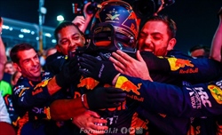 Verstappen come Schumacher: leader nei box, i meccanici lo adorano