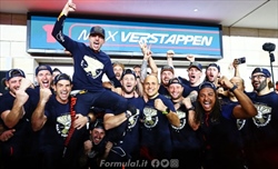Verstappen come Schumacher: leader nei box, i meccanici lo adorano - Verstappen come Schumacher: leader nei box, i meccanici lo adorano