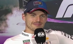 Verstappen «comico» nel post gara: prende il posto del vincitore e altre battute