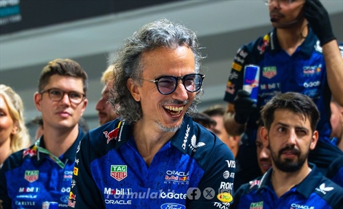 Verstappen consegna le chiavi della Red Bull a Mekies, c'è il rinnovo fino al 2031 - Verstappen consegna le chiavi della Red Bull a Mekies, c'è il rinnovo fino al 2031