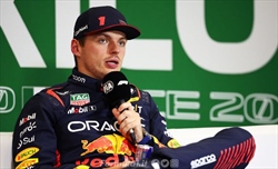 Verstappen critica Pérez per l'incidente con Leclerc alla prima curva