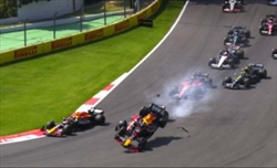 Verstappen critica Pérez per l'incidente con Leclerc alla prima curva - Verstappen critica Pérez per l'incidente con Leclerc alla prima curva