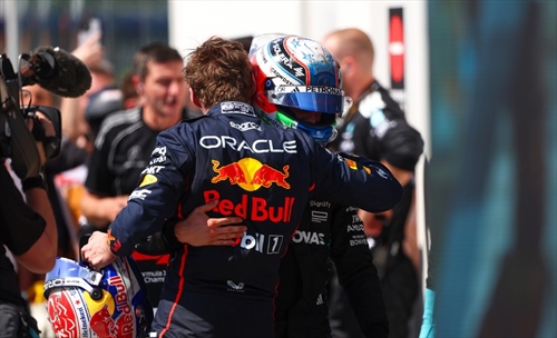 Verstappen difende Antonelli dopo gli errori: «Dà sempre tutto, mi rivedo in lui» - Verstappen difende Antonelli dopo gli errori: «Dà sempre tutto, mi rivedo in lui»