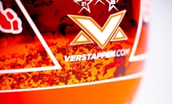 Verstappen e il tributo alla sua «Orange Army»: casco speciale per quattro Gran Premi