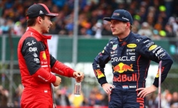 Verstappen invita Leclerc a tranquillizzarsi: «I weekend difficili arriveranno anche per noi»