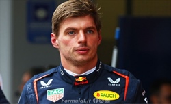 Verstappen invoca la pioggia: «RB20 male sui dossi, speriamo che il meteo ci aiuti»