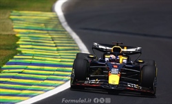 Verstappen invoca la pioggia: «RB20 male sui dossi, speriamo che il meteo ci aiuti»