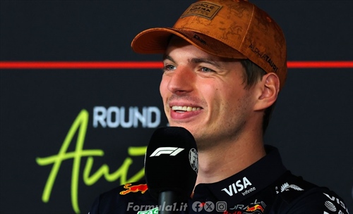 Verstappen ironizza sulle papaya rules: «Premi il piede destro»
