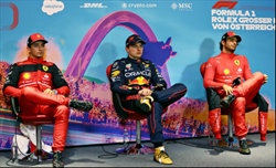 Verstappen: «La lotta tra i piloti Ferrari mi ha aiutato. Domani sarà difficile»