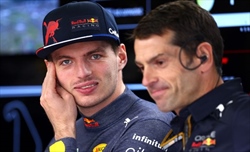 Verstappen la prende con ironia, ecco la foto con il detrito che gli ha rovinato la gara