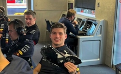 Verstappen la prende con ironia, ecco la foto con il detrito che gli ha rovinato la gara - Verstappen la prende con ironia, ecco la foto con il detrito che gli ha rovinato la gara