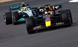 Verstappen: «Mercedes? Potremmo di nuovo lottare a fine stagione. Sarebbe diverso dal 2021»