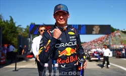 Verstappen mostra il dito medio a un Tifoso, ma c'è un buon motivo