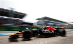 Red Bull, abbiamo un problema: la macchina 'mangia' le gomme. Max teme le Mercedes - Verstappen, problema gomme: la macchina le ''mangia troppo'' e la preoccupazione sulla mercedes