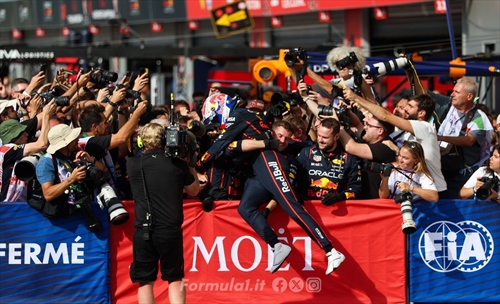 Verstappen si comporta come Schumacher, secondo Herbert: «Resta un'enorme minaccia» - Verstappen si comporta come Schumacher, secondo Herbert: «Resta un'enorme minaccia»