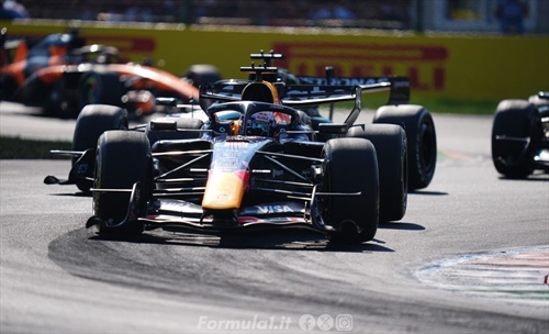 Verstappen sorride: «Bello tornare sul podio qui a Monza, sono felice» - Verstappen sorride: «Bello tornare sul podio, la vittoria non era fattibile»