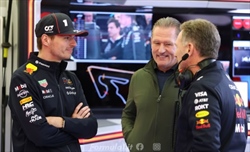 Verstappen sorride dopo il primo giorni di test: «Una sorpresa positiva»