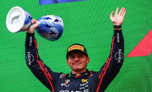 Verstappen sorride sul podio: «Il massimo che avevo, la McLaren è troppo forte»