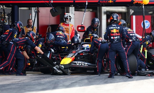 Verstappen spiazzato: «Perché sono su gomma bianca?» Il team radio dopo il pit stop