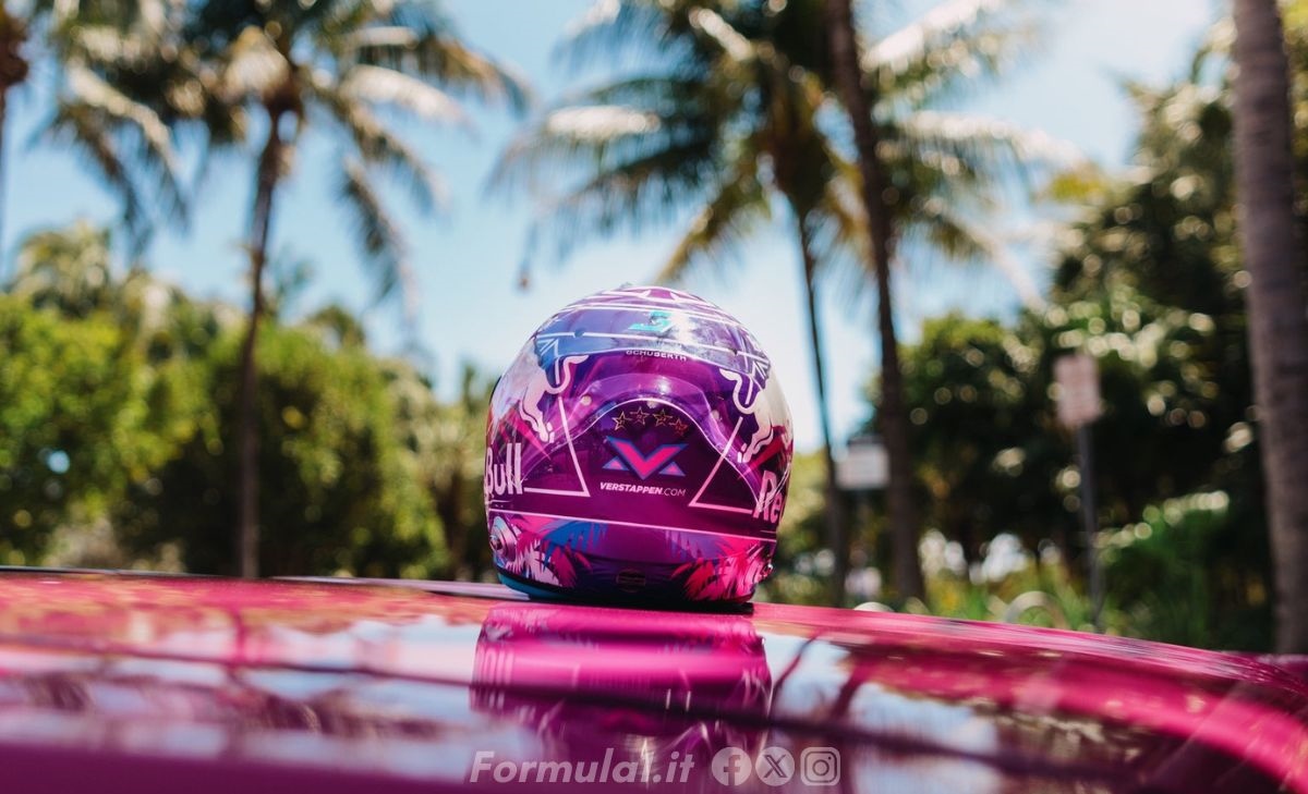 Verstappen stupisce: per Miami arriva un casco dai colori inediti 