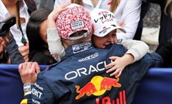 Verstappen «tenerone» con Penelope Kyvat: le foto e i video da Suzuka