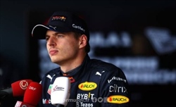 Verstappen vuole un 'sim da viaggio', ma Marko fraintende: «Assurdo pensare di installarlo lì» - Verstappen vuole un 'sim da viaggio', ma Marko fraintende: «Assurdo pensare di installarlo lì»