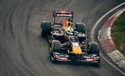 Vettel al volante della RB7: «Come tornare in griglia. Suono diverso dalle attuali» - Vettel al volante della RB7: «Mi è sembrato di dover tornare in griglia. È stato bello»