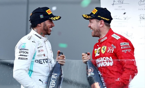 Vettel difende Hamilton dopo l'inizio difficile in Ferrari: «Non è il pilota più vincente a caso»