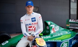 Vettel elogia Mick Schumacher: Primo ad arrivare ed ultimo ad andarsene, merita di più - Vettel elogia Mick Schumacher: Primo ad arrivare ed ultimo ad andarsene, Merita di più