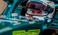 Vettel gira a Silverstone sull'AMR22, foto e video dello shakedown