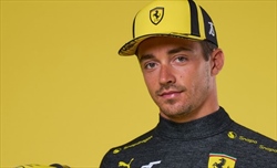 VIDEO e FOTO - Anche Leclerc celebra i 75 anni della Ferrari con un casco speciale: le immagini - VIDEO e FOTO - Anche Leclerc celebra i 75 anni della Ferrari con un casco speciale: le immagini