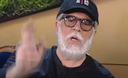 «Mi ha rubato 12 pizzaioli, alimenta le auto a legna». Crozza-Briatore show sulla Ferrari - VIDEO - Esilarante CrozzaBriatore