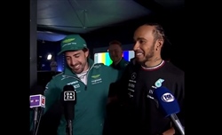 VIDEO - Fair play tra Hamilton e Alonso a Sakhir: Lewis irrompe in diretta per abbracciarlo, Nando... - VIDEO - Fair play tra Hamilton e Alonso in Bahrain