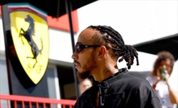 VIDEO - Ferrari accoglie Hamilton: «Benvenuto in famiglia, Lewis» - VIDEO - Ferrari accoglie Hamilton: «Benvenuto in famiglia, Lewis»