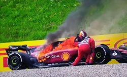 VIDEO - Ferrari, il motore di Sainz è 'esploso' prima di prendere fuoco: le immagini