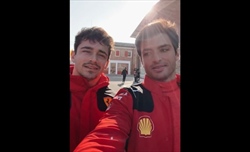 VIDEO - Ferrari, Leclerc e Sainz a Maranello in attesa della SF-23: il siparietto social - VIDEO - Ferrari, Leclerc e Sainz a Maranello in attesa della SF-23: «Il grande giorno»
