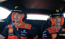 VIDEO - Ferrari: Leclerc, Sainz e la challenge ad alta velocità: che siparietto