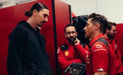 VIDEO - Ferrari, un meccanico on entra nella foto con Ibrahimovic e risponde «All'italiana»