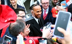 VIDEO - Hamilton è a Maranello: l'accoglienza dei Tifosi all'uscita della GeS Ferrari