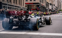 VIDEO - Hamilton sfila a New York con la W12