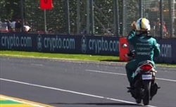 VIDEO - Il giro in motorino di Vettel (che gli costa l'investigazione)