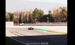 VIDEO - La Ferrari F1-75 di Sainz sfreccia sul rettilineo a Barcellona (SOUND ON)