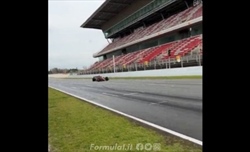 VIDEO - La Ferrari F1-75 sfreccia sul rettilineo bagnato di Barcellona