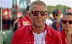 VIDEO - Lapo Elkann cacciato dalla griglia di partenza di Monza. Non basta l'abbraccio a Sainz