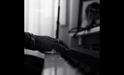 VIDEO - Leclerc, dalla pista al... pianoforte: ecco il suo primo brano