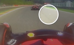 VIDEO - Leclerc deve anticipare la sosta per colpa della tear-off di Verstappen: le immagini